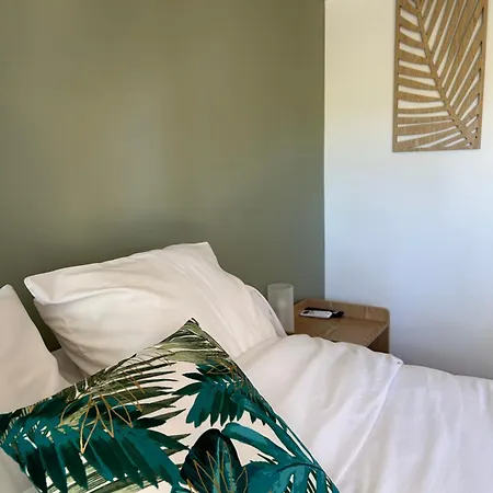 Le Patio, D Hôtes Pour Adultes En Camargue, Possibilité De Naturisme à La Piscine, Bed and breakfast