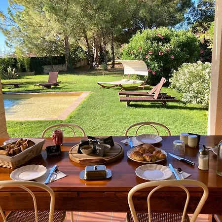 Le Patio, D Hôtes Pour Adultes En Camargue, Possibilité De Naturisme à La Piscine, Aimargues
